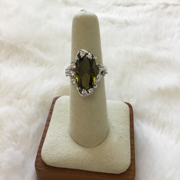 Elegant Sterling Silver Green Crystal Cocktail Ring - Picture 2 of 7